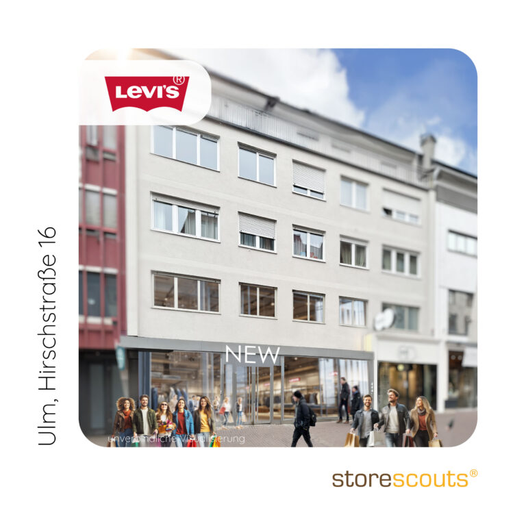 Visualisierung eines neuen Levi’s-Stores in Ulm, Hirschstraße 16. Zu sehen ist ein mehrgeschossiges innerstädtisches Gebäude mit modernisierter Retail-Fläche im Erdgeschoss und großer Glasfront. Vor dem Store beleben Passanten und Shopping-Szenen die Fußgängerzone. Oben links ist das Levi’s-Logo eingebunden, unten rechts das storescouts-Logo.