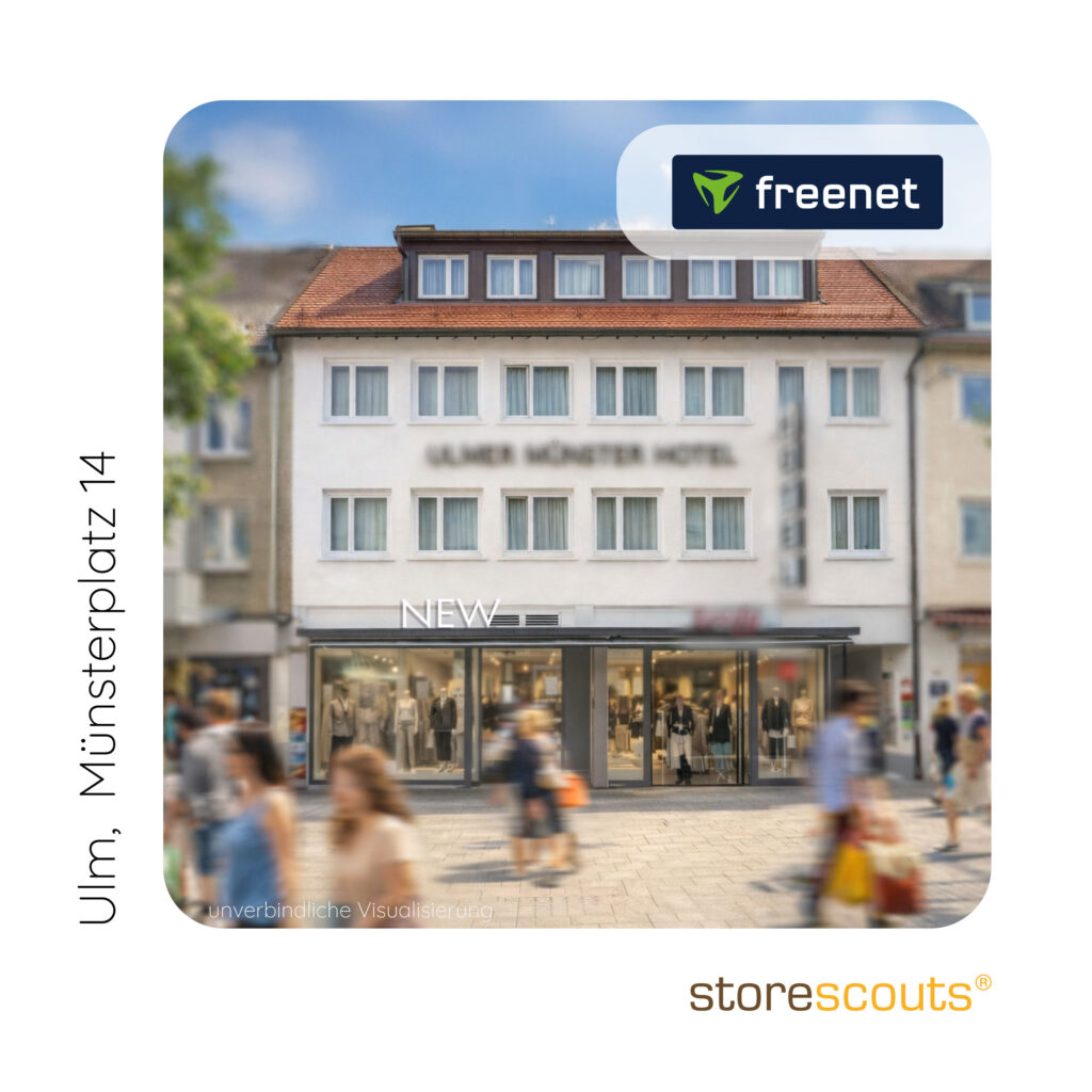 Visualisierung einer neuen freenet-Storefläche am Münsterplatz 14 in Ulm. Das Bild zeigt eine zentrale Innenstadtlage mit stark frequentierter Fußgängerzone und einem modernen Retail-Store im Erdgeschoss eines Gebäudes am Münsterplatz. Die Darstellung ist eine unverbindliche Projektvisualisierung von storescouts, betreut durch Torsten Schulz und Martin Böttcher, und zeigt die geplante Nutzung der Fläche durch freenet.