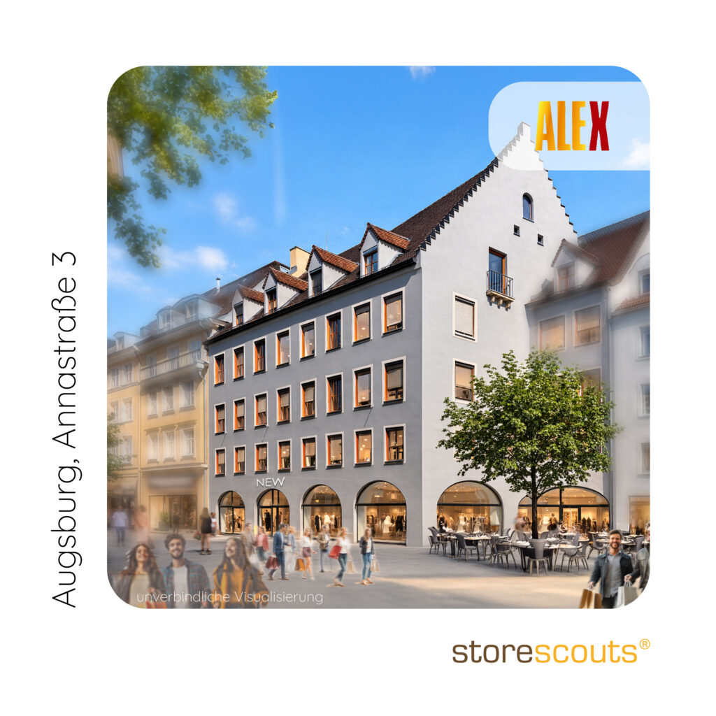 Visualisierung eines neuen ALEX-Standorts in Augsburg, Annastraße 3. Zu sehen ist ein historisches Eckgebäude mit modern gestalteter Gastronomiefläche im Erdgeschoss, großen Rundbogenfenstern und sonniger Außenterrasse. Im Vordergrund beleben Passanten und Gäste die urbane Szene. Oben rechts ist das ALEX-Logo eingebunden, unten rechts das storescouts-Logo.